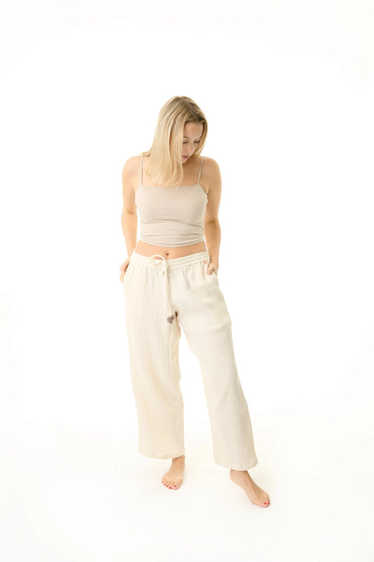 Model trägt Beige Baumwollhose