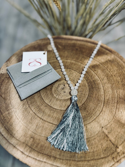 Mala Kette in grau/weiß mit Verpackung und Logo von Sisters of siam 