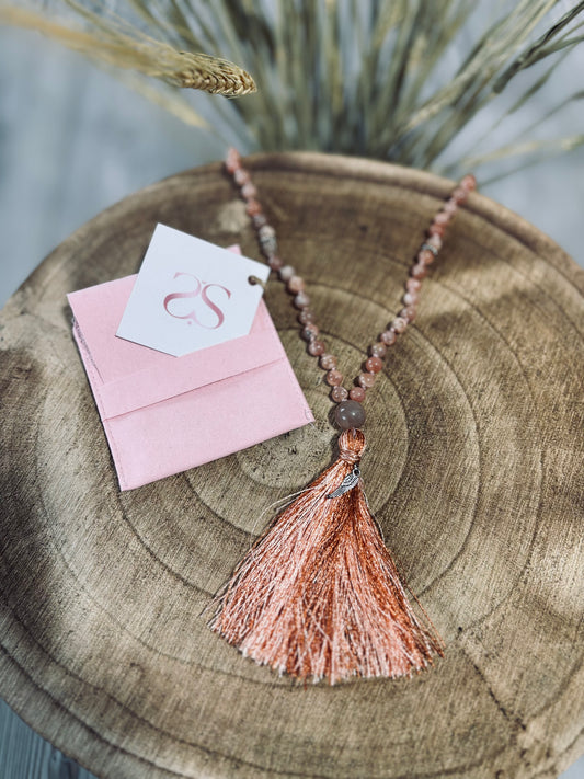 Mala Kette in pink mit Verpackung und Logo von Sisters of siam 