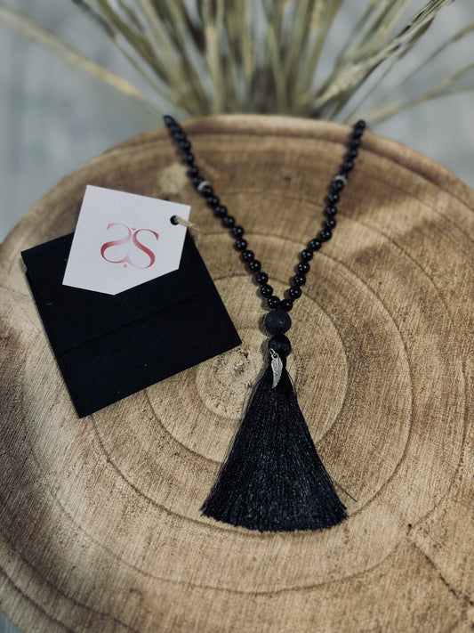 Mala Kette in schwarz mit Verpackung und Logo von Sisters of siam 